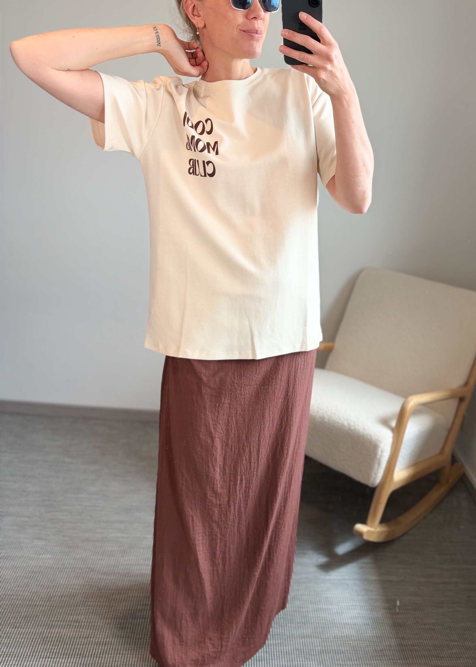BEIGE MOMS CLUB TEE One size
