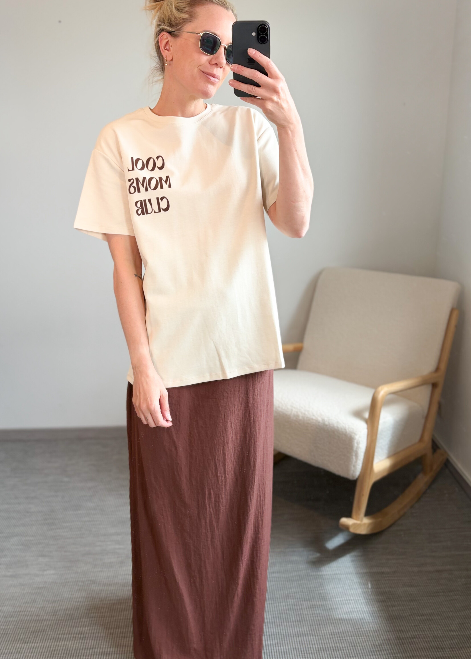 BEIGE MOMS CLUB TEE One size