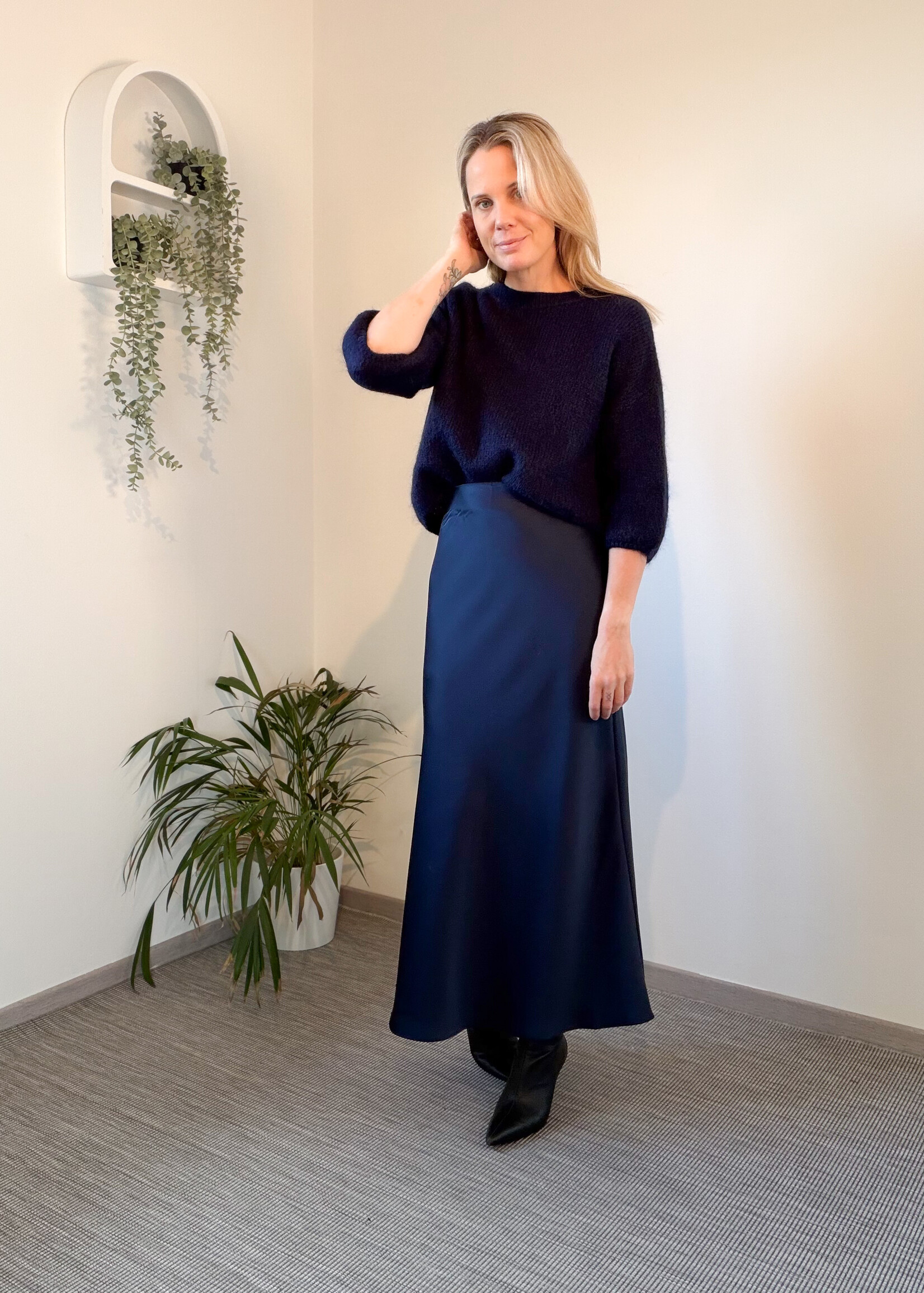 MILLA NAVY LONG SKIRT