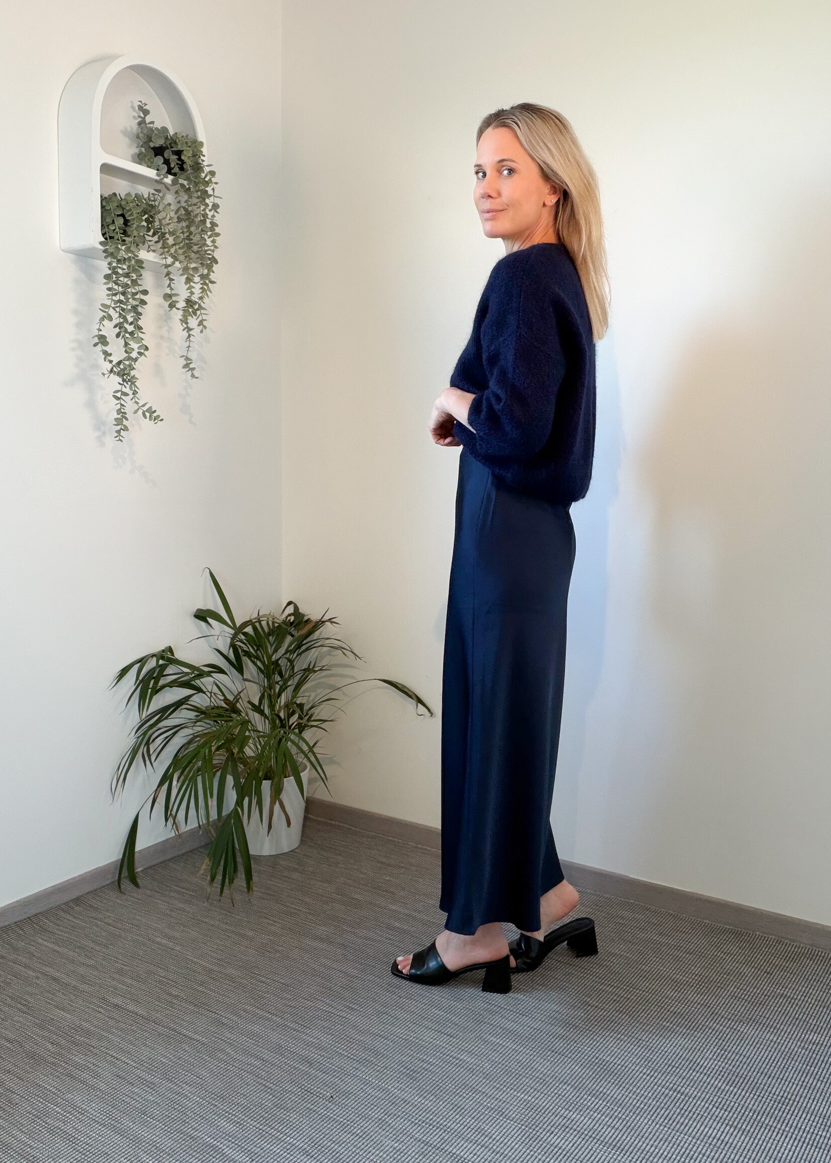 MILLA NAVY LONG SKIRT