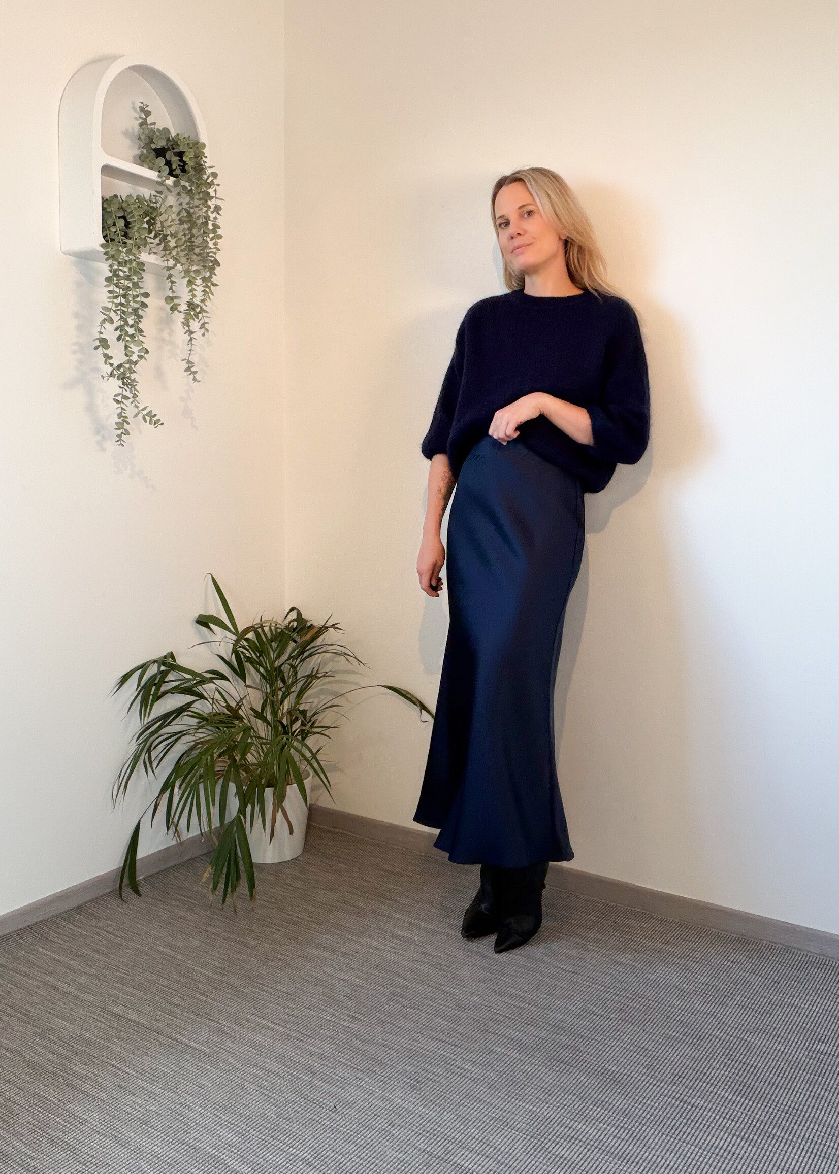 MILLA NAVY LONG SKIRT