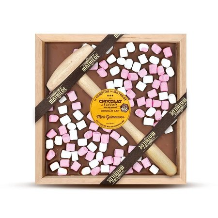 Kistje chocolade met marshmallows met hamer