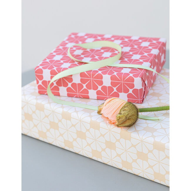 Op=Op Get Lucky Soft Red on Pink inpakpapier