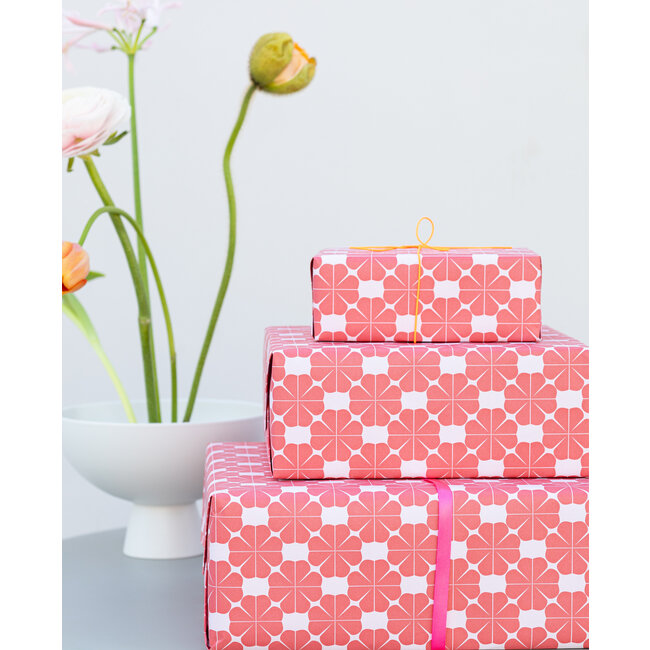 Op=Op Get Lucky Soft Red on Pink inpakpapier