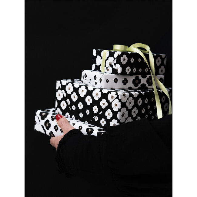 Izumi white/black inpakpapier