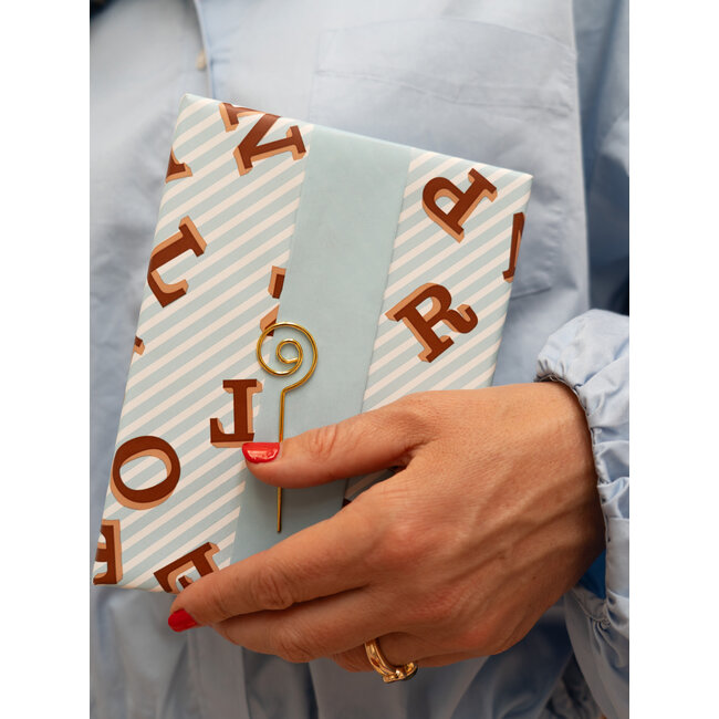 Chocoladeletters lichtblauw/lichtblauw inpakpapier