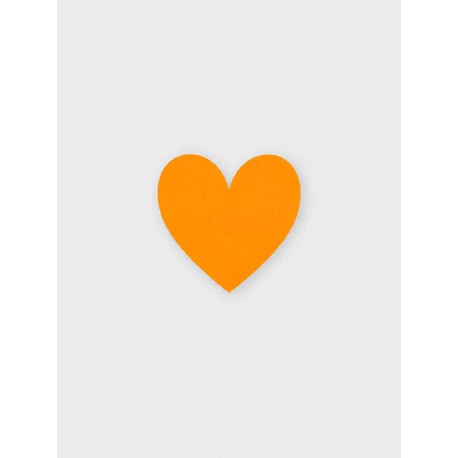 Herz mit leuchtend orangefarbenem Etikett