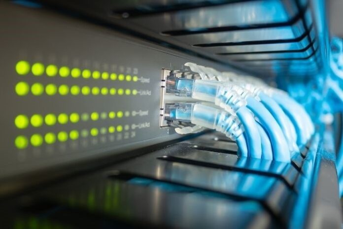 PoE o PoE+? Qué solución de alimentación a través de Ethernet necesita? PoE o PoE+? Qué solución de alimentación a través de Ethernet necesita?