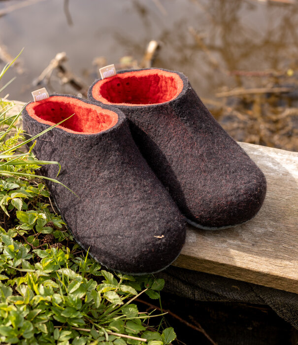 esgii Herren-Filzschuhe Perforated Schwarz & Rot
