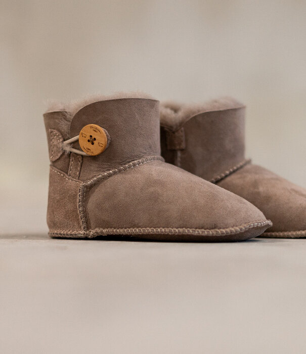 Van Buren sinds 1861 Lamsvacht kindersloffen Davin - Taupe - 3 maten