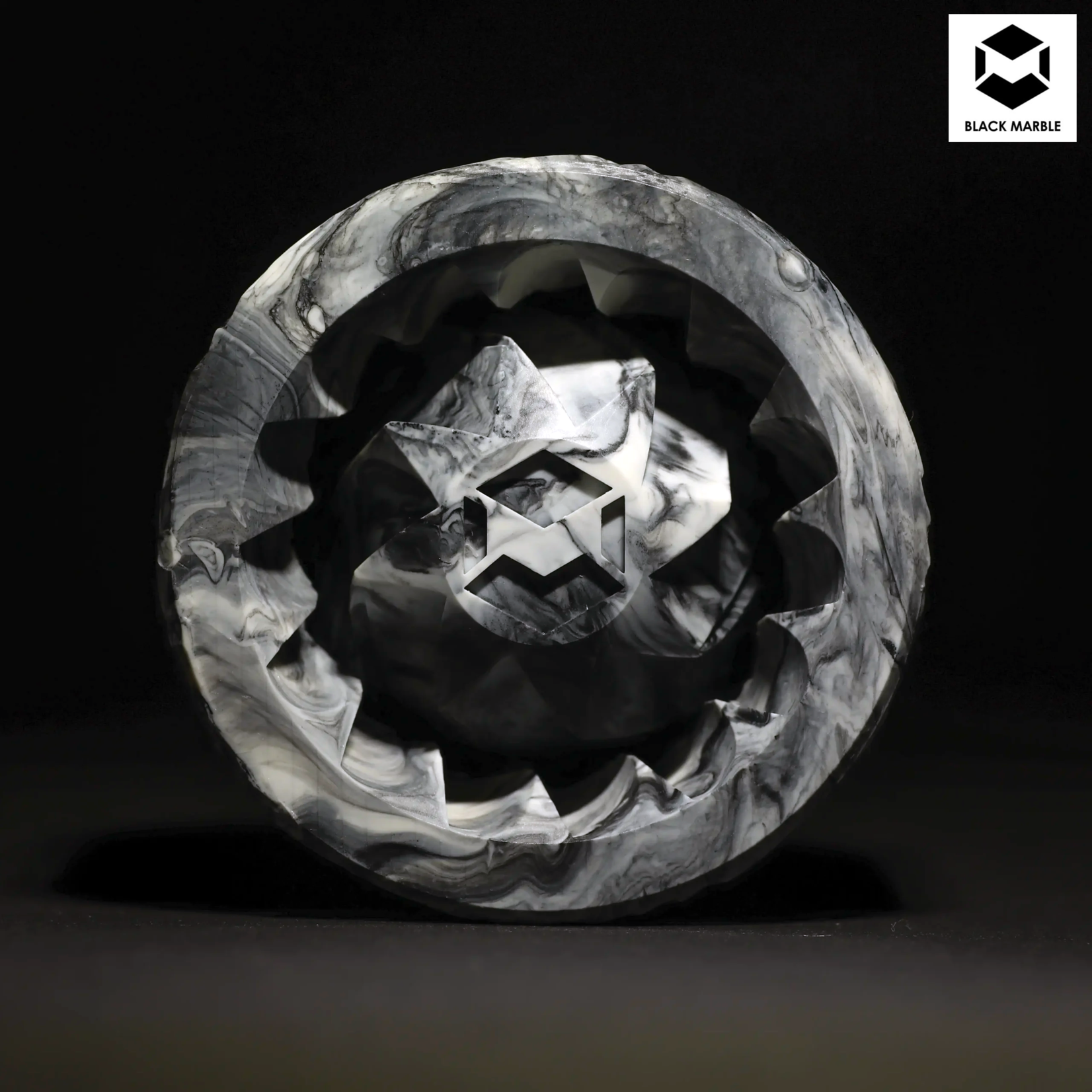 black marble MB3 Hash Grinder – 2-Part – Ergonomic Design – Made in the Netherlands | BlackMarble