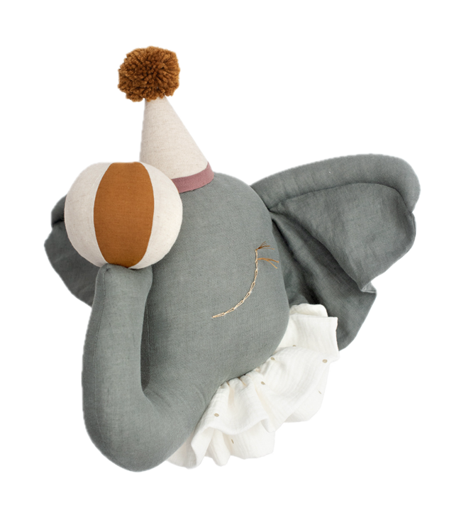 circus olifant with pompom hat