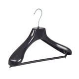 Cintre veste / costume (galbé) plastique noir avec épaules larges et barre Cintre veste / costume (galbé) plastique noir avec épaules larges et barre