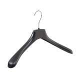 Cintre veste / costume (galbé) plastique noir avec épaules larges Cintre veste / costume (galbé) plastique noir avec épaules larges