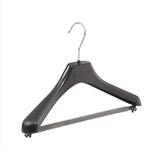 Cintre veste / costume (galbé) plastique noir avec épaules larges et barre antidérapente (mousse 2 mm) Cintre veste / costume (galbé) plastique noir avec épaules larges et barre antidérapente (mousse 2 mm)