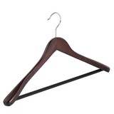 Cintre veste / costume (galbé) bois hêtre teinté wengé avec épaules larges et barre antidérapant Cintre veste / costume (galbé) bois hêtre teinté wengé avec épaules larges et barre antidérapant