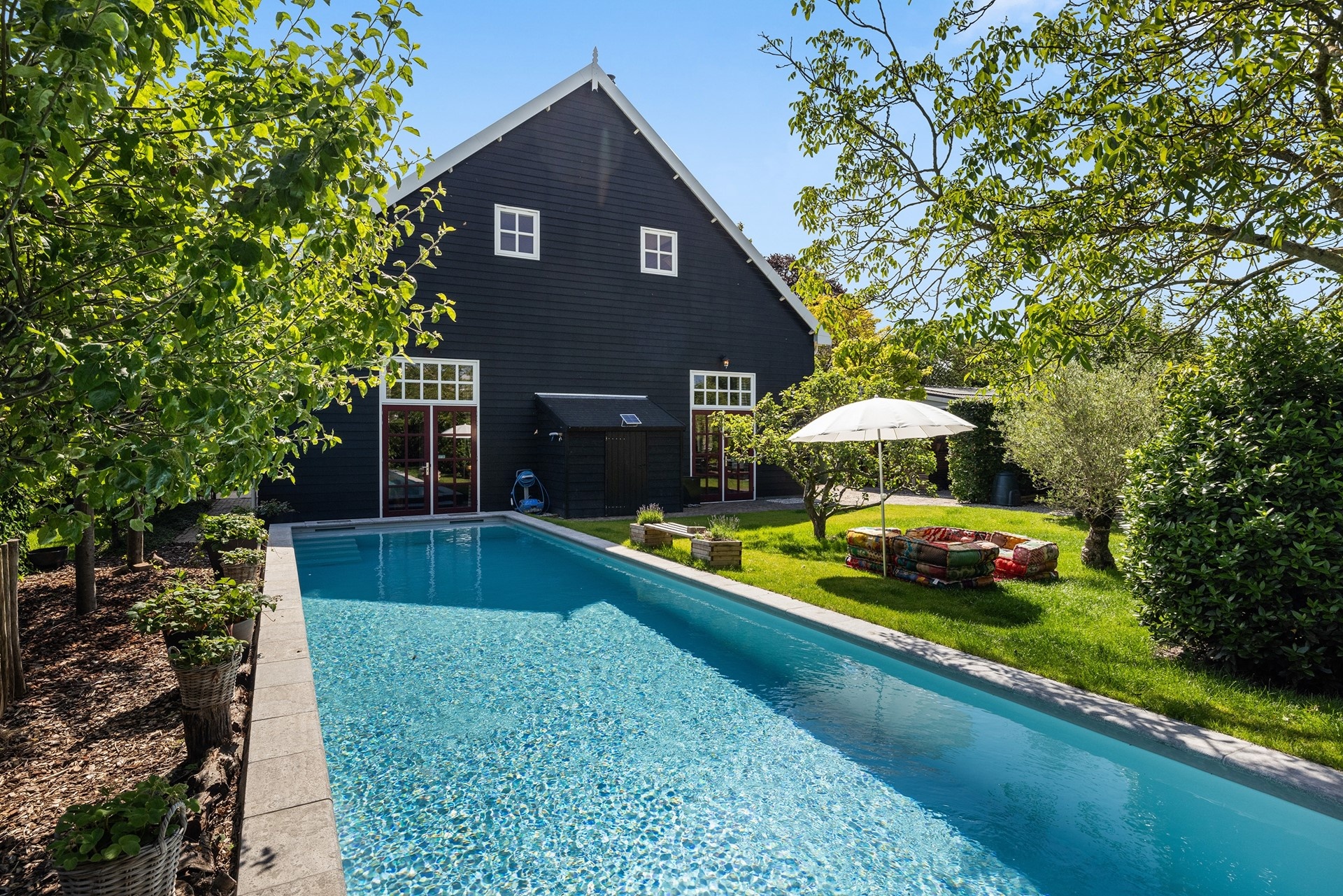 Dorpsstraat 23 Hendrik-Ido-Ambacht € 2.375.000,- k.k.