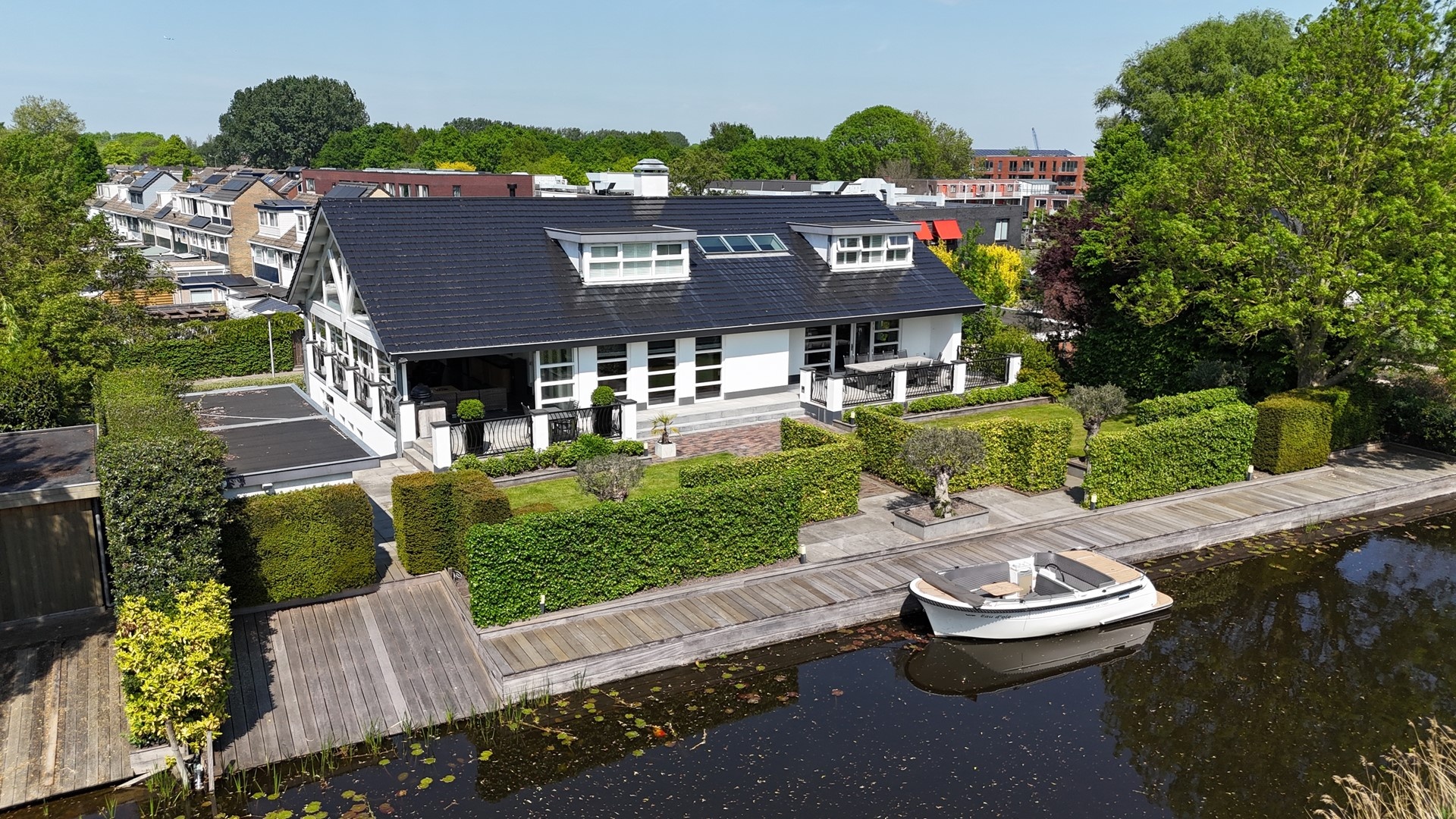 Dijkstraat 30, Roelofarendsveen €1.500.000 k.k.