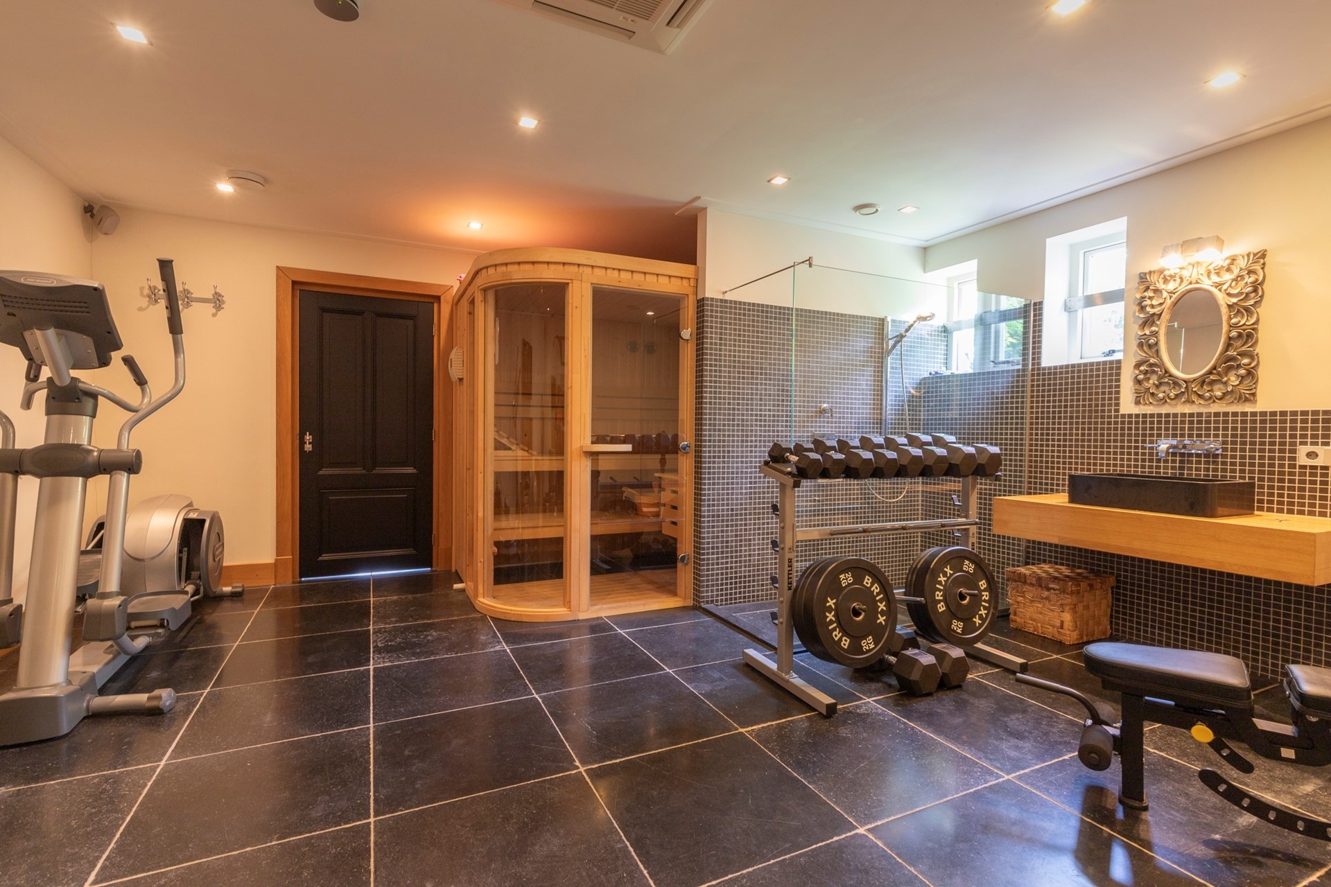 Dijkstraat 30, Roelofarendsveen €1.500.000 k.k.