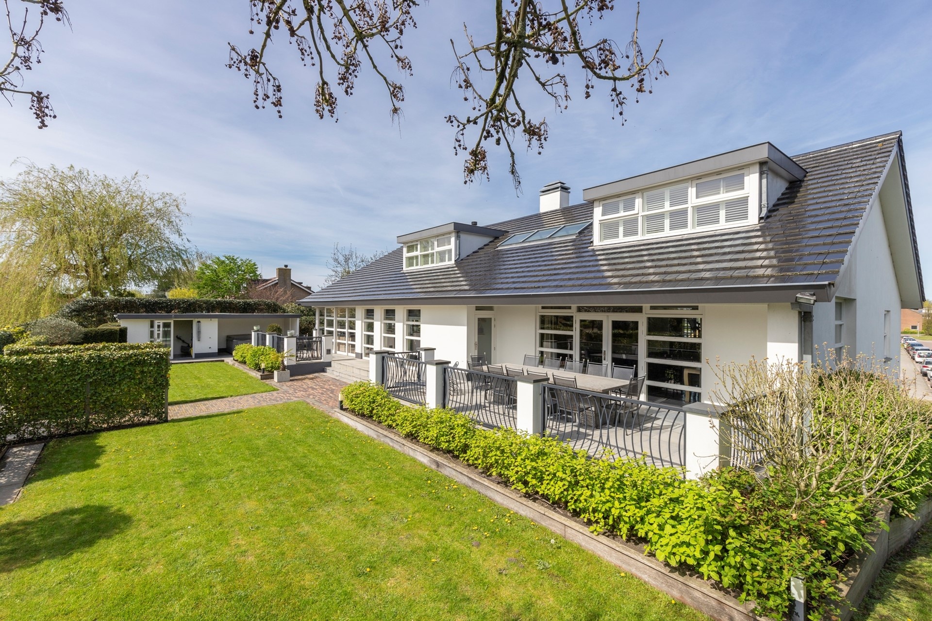 Dijkstraat 30, Roelofarendsveen €1.500.000 k.k.
