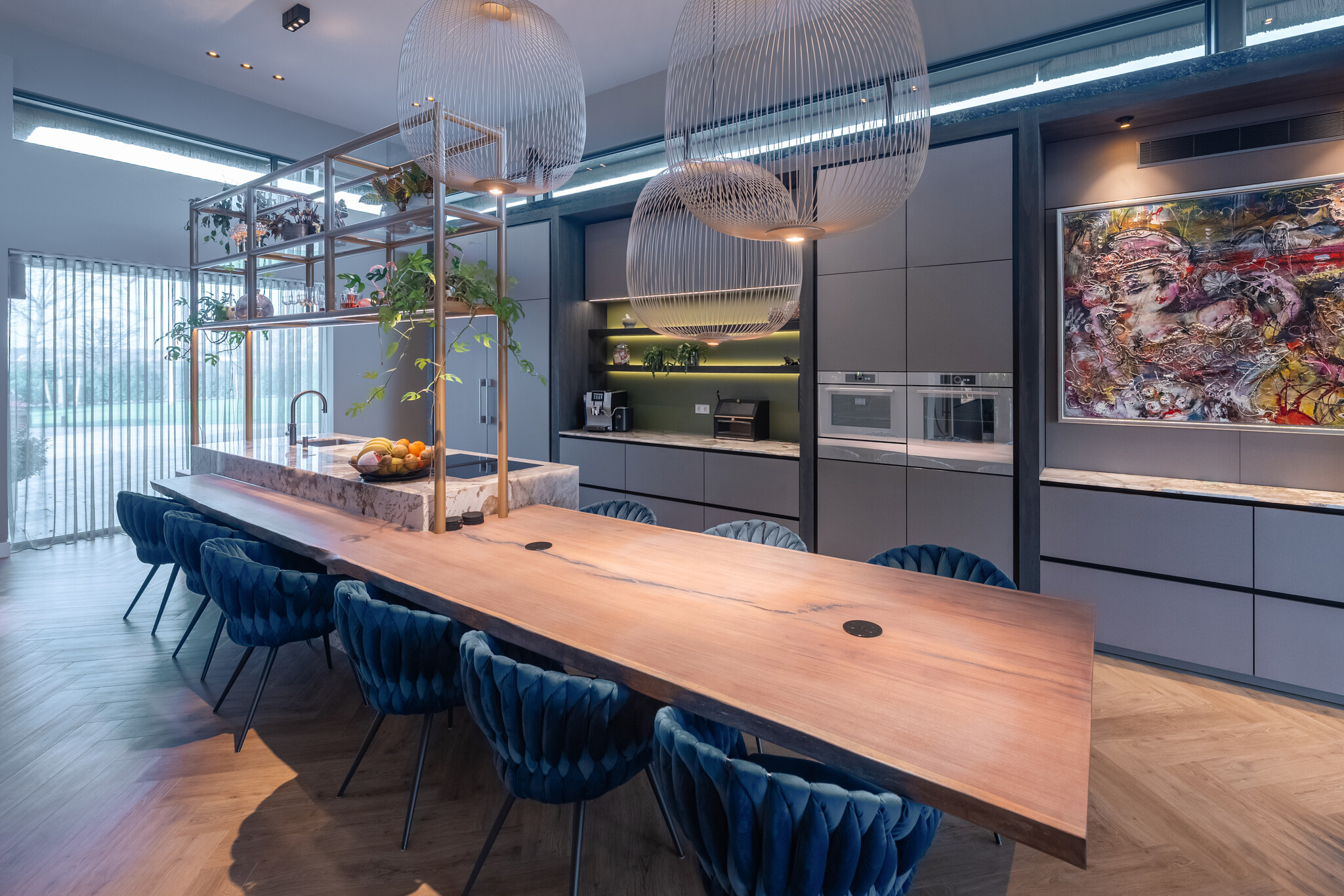 Exclusief maatwerkproject in Noordwijkerhout: keuken, bijkeuken én bar op maat