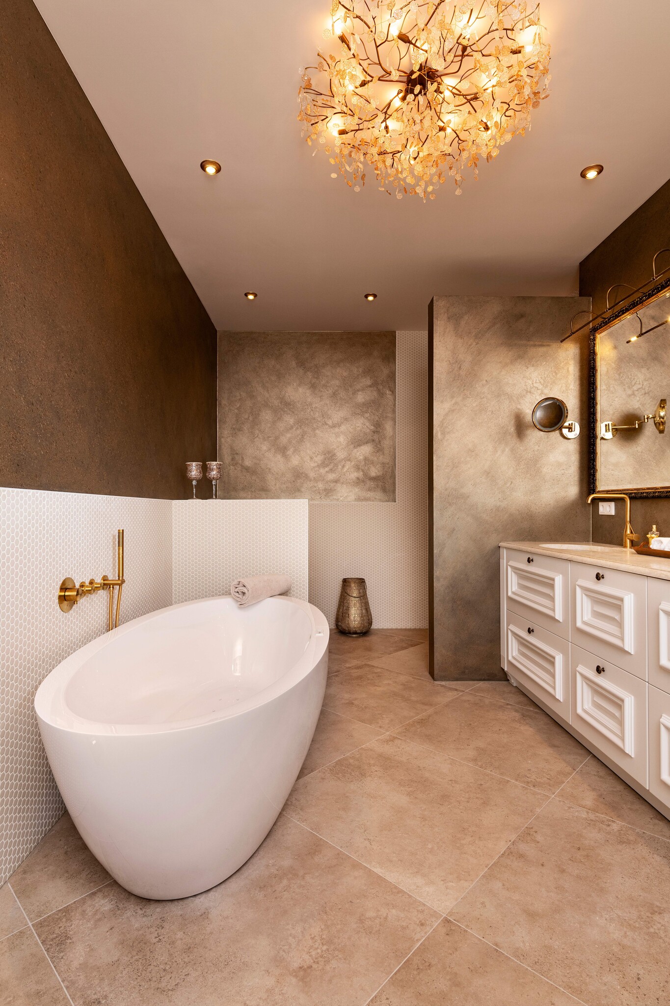 Detail van luxe aanrechtblad en bloemstuk in klassieke keuken