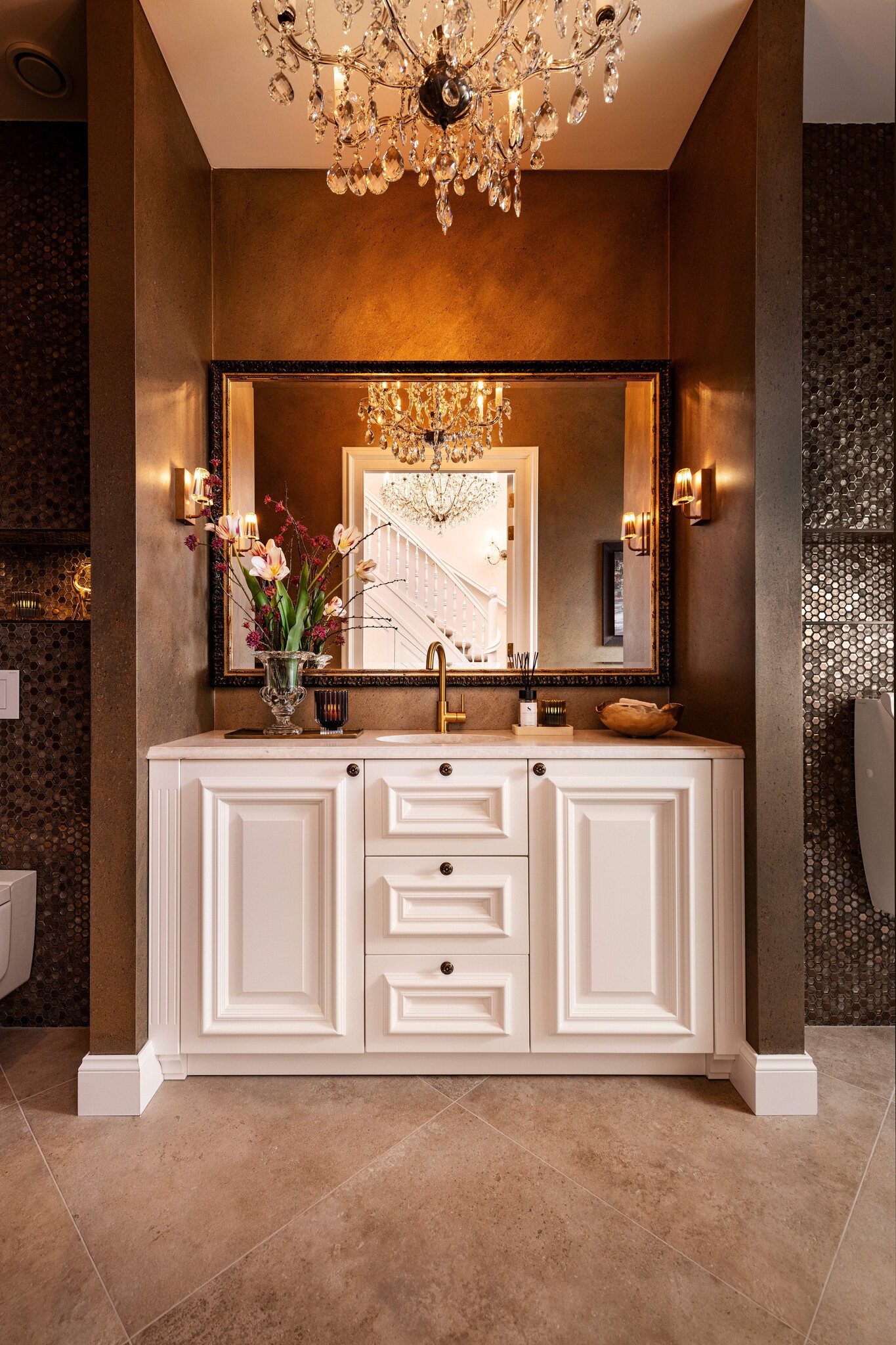 Luxe badkamer met vrijstaand bad en maatwerk badmeubel