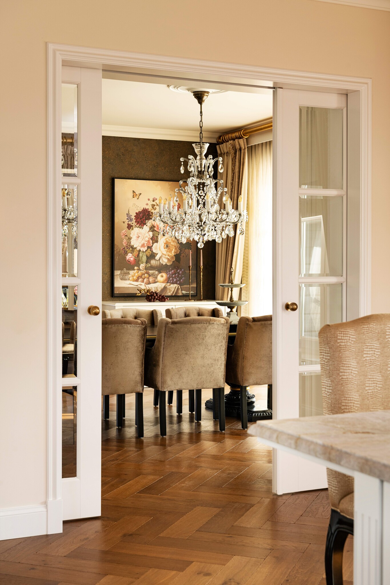 Doorkijk van keuken naar eetkamer met klassieke details