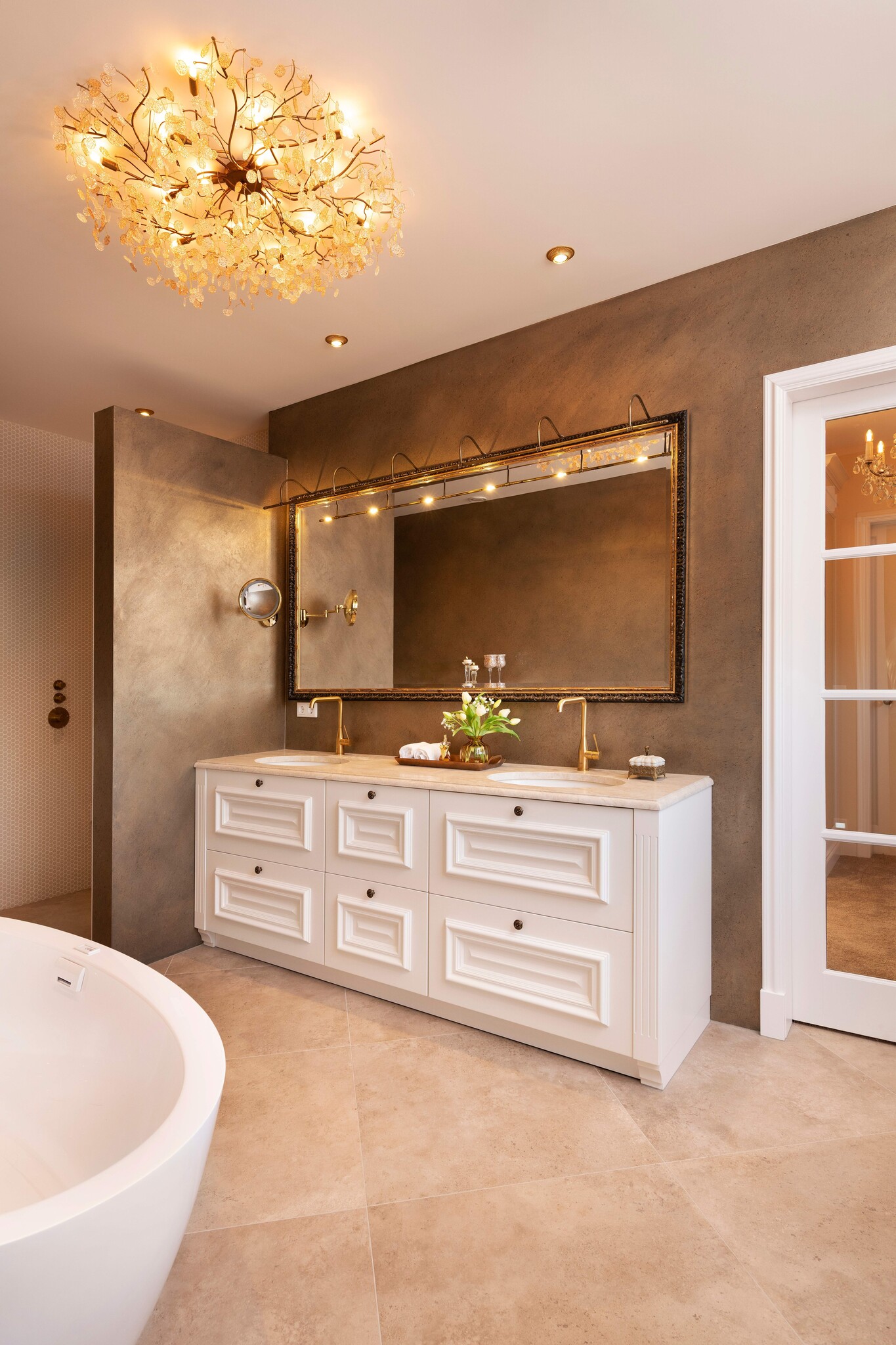 Dubbele wastafel met klassiek maatwerk badkamermeubel