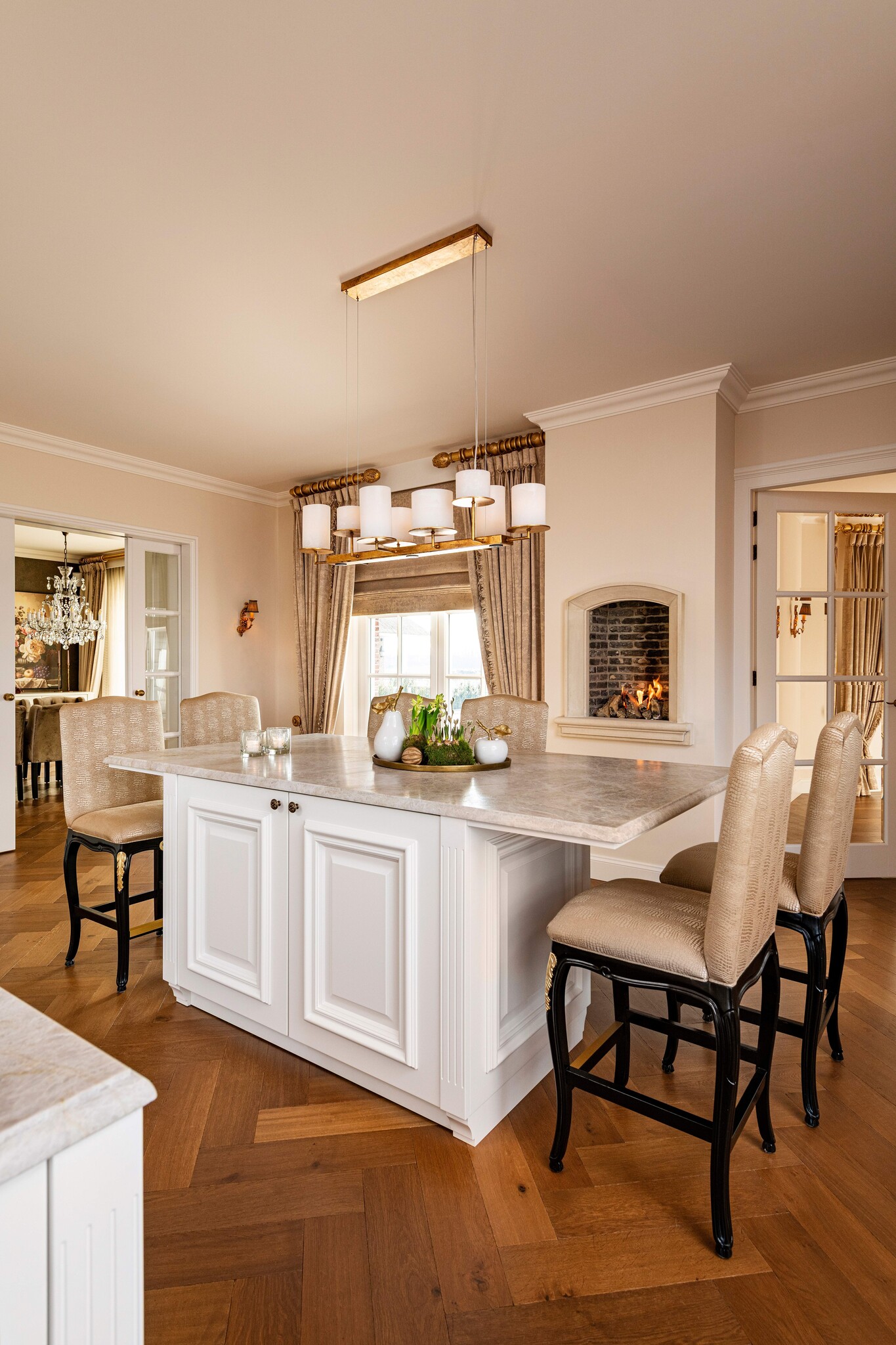 Detail van luxe kookeiland in klassieke keuken