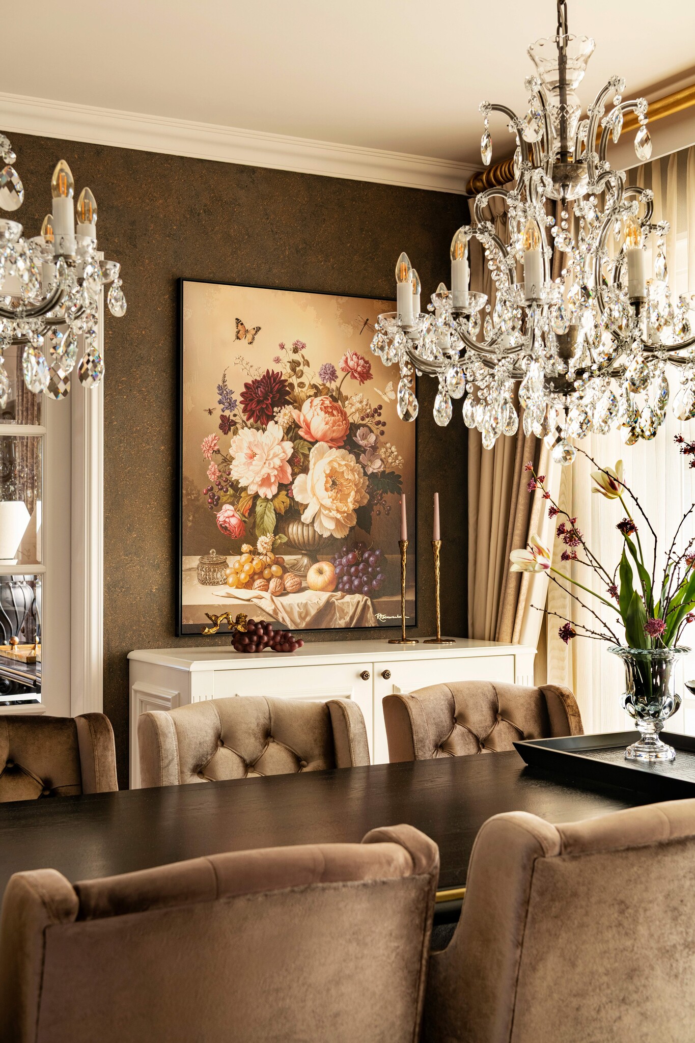 Klassieke eetkamer met ronde tafel en kroonluchter