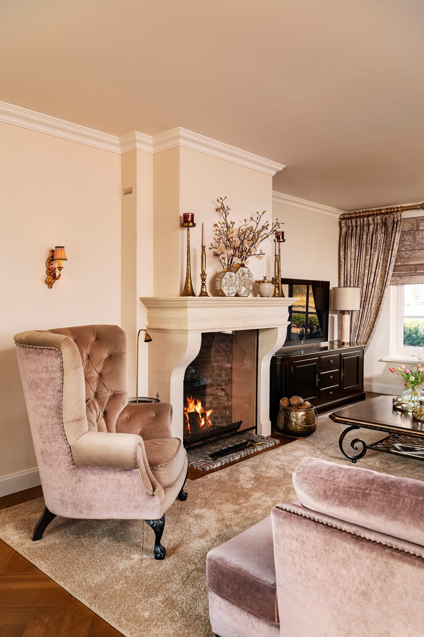 Klassieke keuken en leefruimte met open haard