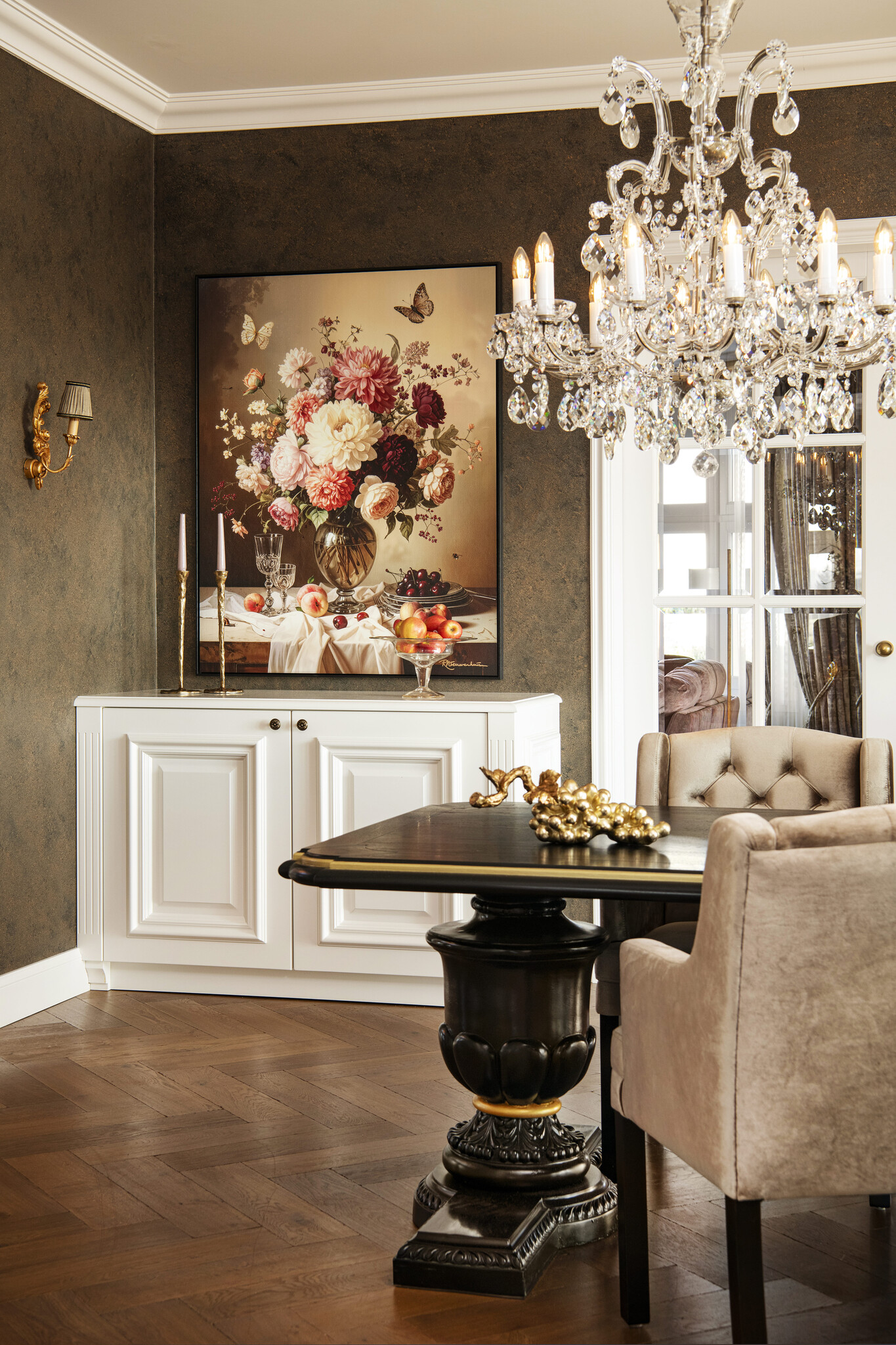 Eetkamer met stijlvol dressoir en schilderij