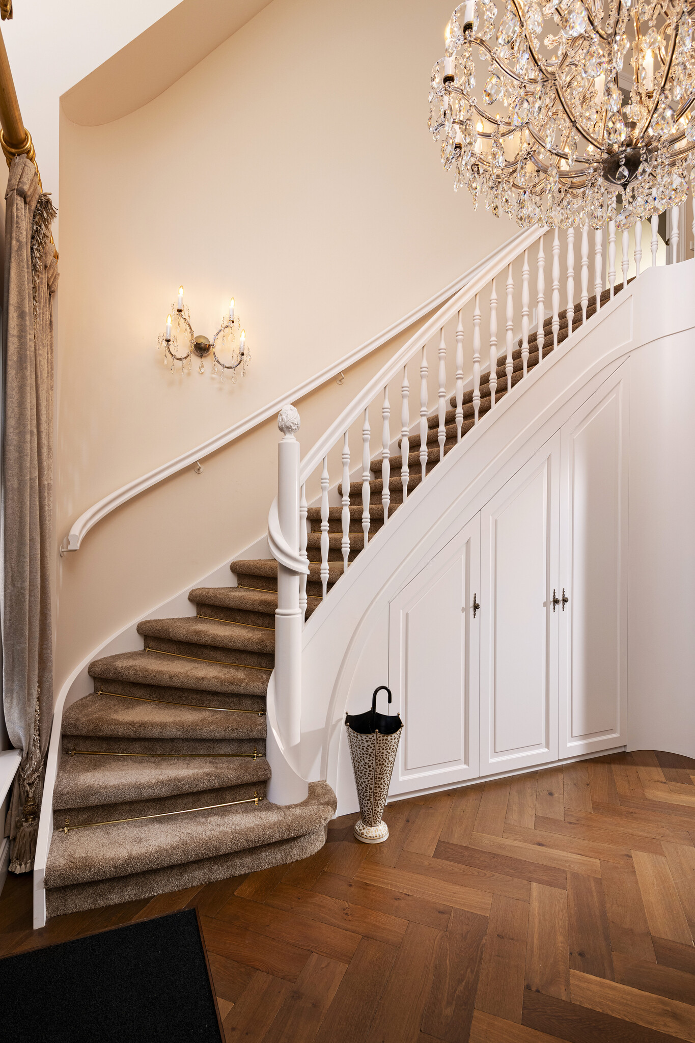 Klassieke trap en maatwerk interieur in villa