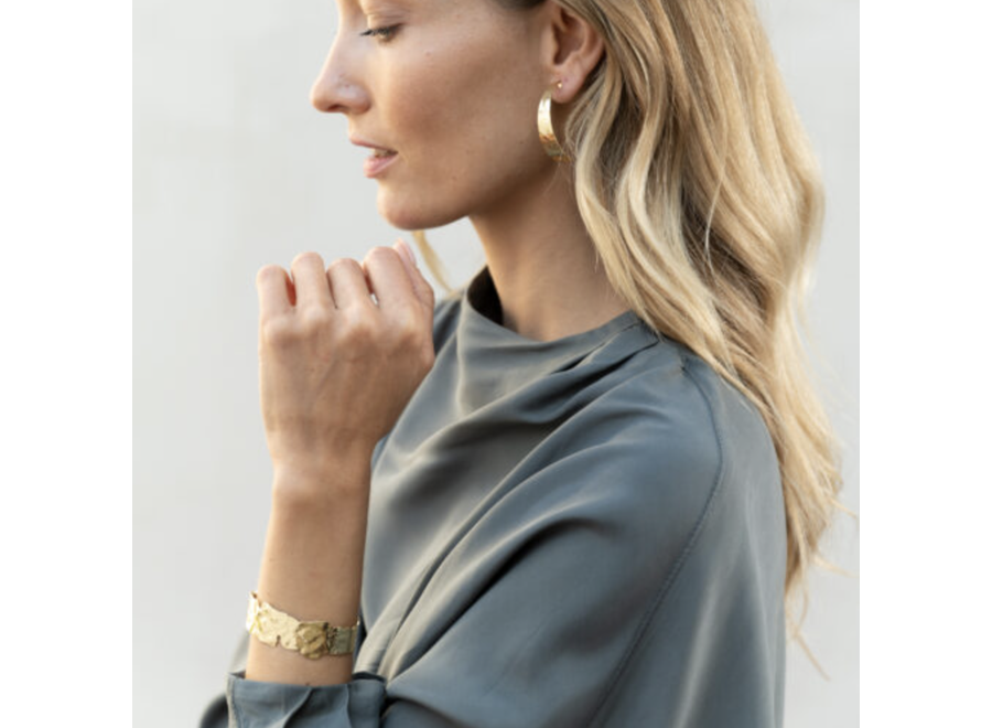armband - wide hammered organic bangle - verguld