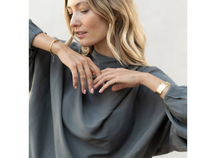 armband - wide hammered organic bangle - verguld