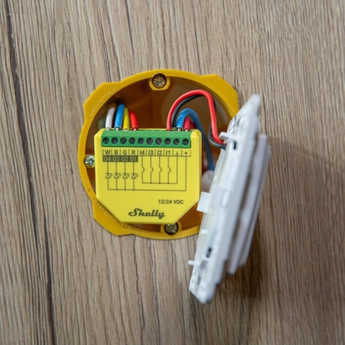 Contrôleur LED Wi-Fi RGBW avec mesure d'énergie - 36% de remise