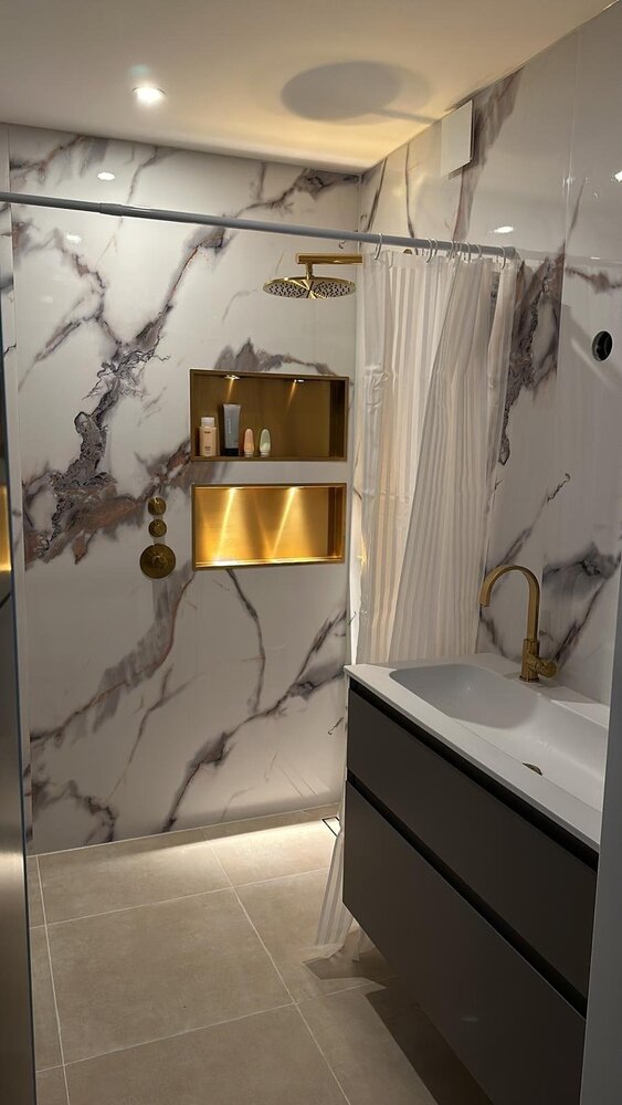 Oppio €37 PER PANEEL - 120x280x0,3 cm - PVC Wandpaneel Calacatta Gold Hoogglans Oppio €37 PER PANEEL - 120x280x0,3 cm - PVC Wandpaneel Calacatta Gold Hoogglans