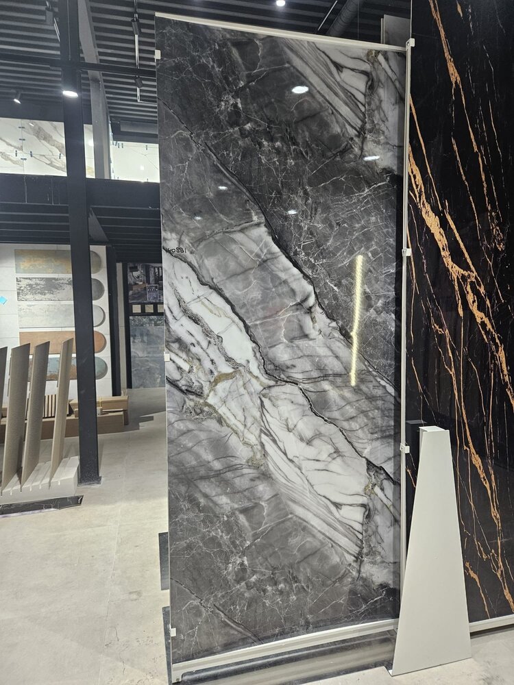 Oppio €37 PER PANEEL - 120x280x0,3 cm - PVC Wandpaneel Grijs Steen Marmerlook Hoogglans