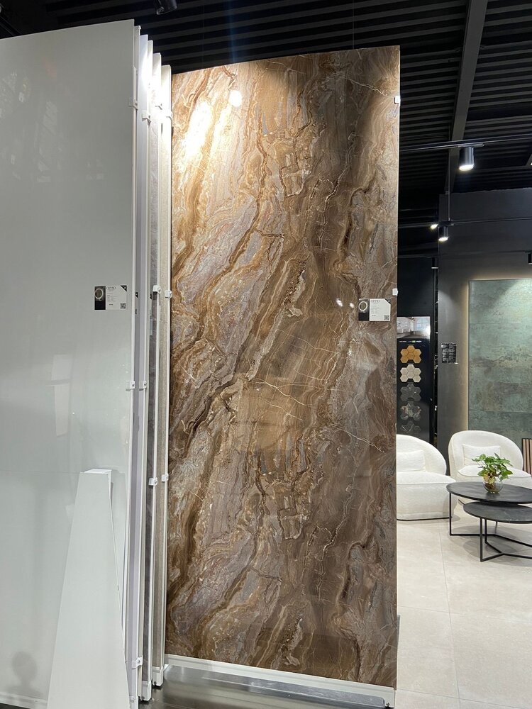 Oppio €37 PER PANEEL - 120x280x0,3 cm - PVC Wandpaneel Milos Bruin Marmerlook Hoogglans -