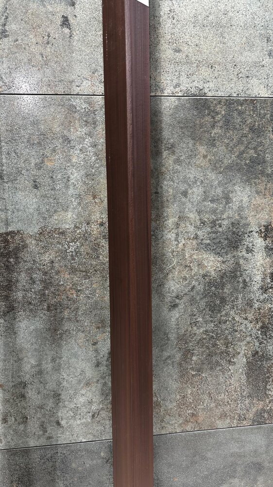 Oppio MAHONIE - HOEKPROFIEL 290x5x5 cm WPC ( 360° volledig bedekkende beschermlaag ) Oppio MAHONIE - HOEKPROFIEL 290x5x5 cm WPC ( 360° volledig bedekkende beschermlaag )