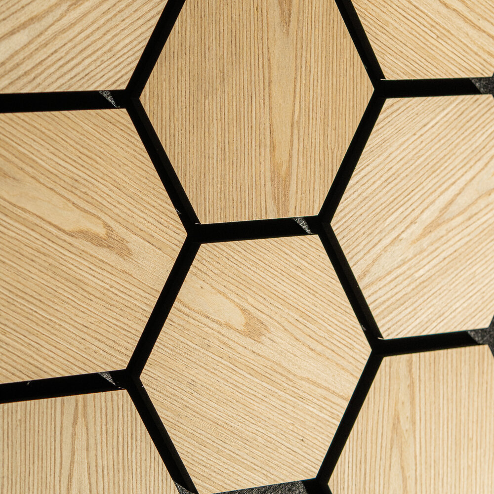 Oppio €18,- PER PANEEL - HEXAGON LICHT EIKEN Akupanel 760x620x21 akoestische wand panelen lattenwand met Vilt