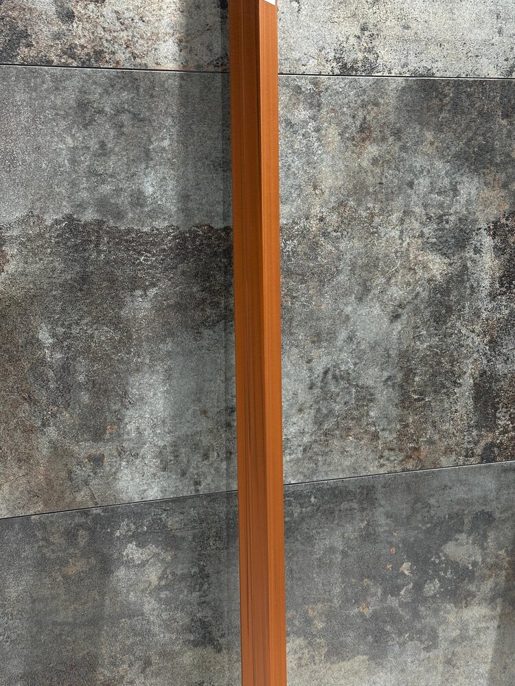 Oppio TEAK - HOEKPROFIEL 290x5x5 cm WPC ( 360° volledig bedekkende beschermlaag ) Oppio TEAK - HOEKPROFIEL 290x5x5 cm WPC ( 360° volledig bedekkende beschermlaag )