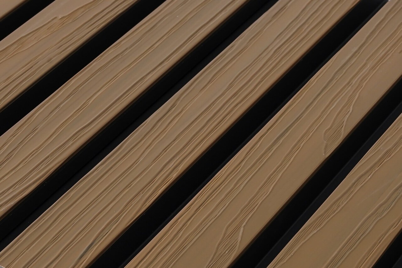 Oppio €20.99 Per Stuk - TEAK - Zwarte strepen - Gevelbekleding – Composiet | 290 x 22 cm | Gevel | Tuin | 3D Houtnerf Oppio €20.99 Per Stuk - TEAK - Zwarte strepen - Gevelbekleding – Composiet | 290 x 22 cm | Gevel | Tuin | 3D Houtnerf