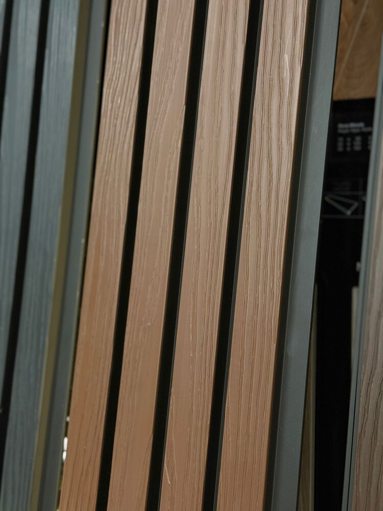 Oppio €20.99 Per Stuk - TEAK - Zwarte strepen - Gevelbekleding – Composiet | 290 x 22 cm | Gevel | Tuin | 3D Houtnerf Oppio €20.99 Per Stuk - TEAK - Zwarte strepen - Gevelbekleding – Composiet | 290 x 22 cm | Gevel | Tuin | 3D Houtnerf
