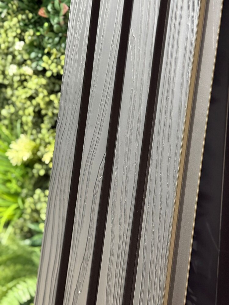 Oppio €20.99 Per Stuk - SILVER GREY - Zwarte strepen - Gevelbekleding – Composiet | 290 x 22 cm | Gevel | Tuin Oppio €20.99 Per Stuk - SILVER GREY - Zwarte strepen - Gevelbekleding – Composiet | 290 x 22 cm | Gevel | Tuin