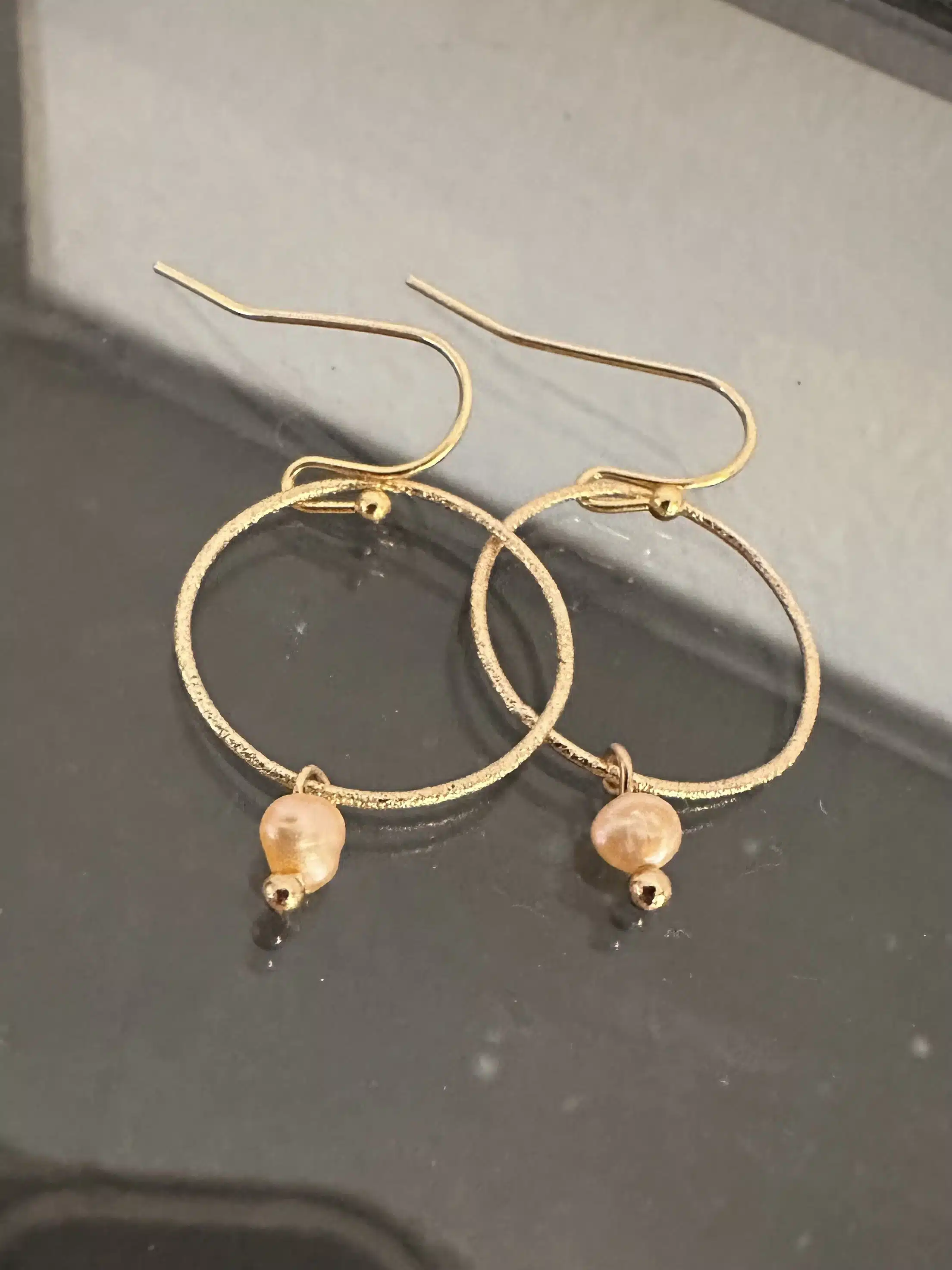 Oorbellen met gezandstraalde ring en gemstone