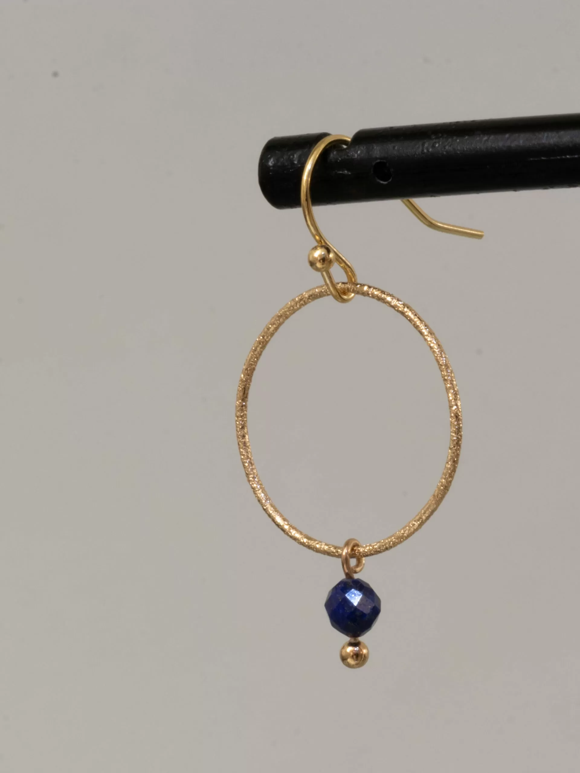 Oorbellen met gezandstraalde ring en gemstone