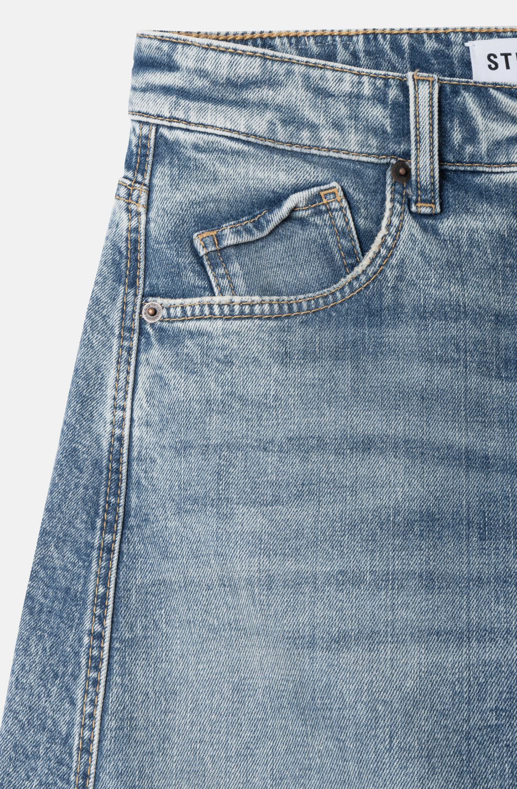 Baggy twisted jeans