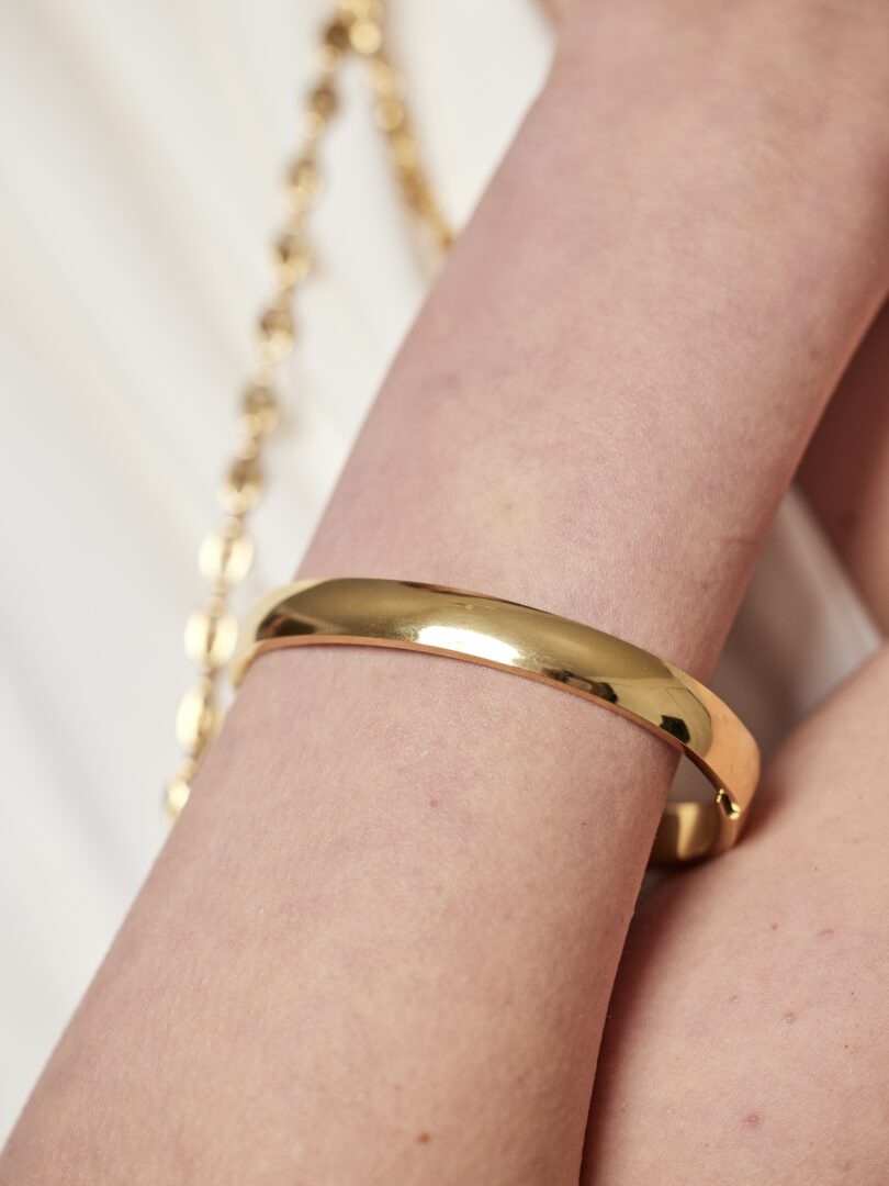 Brede ovale bangle met handig kliksysteem